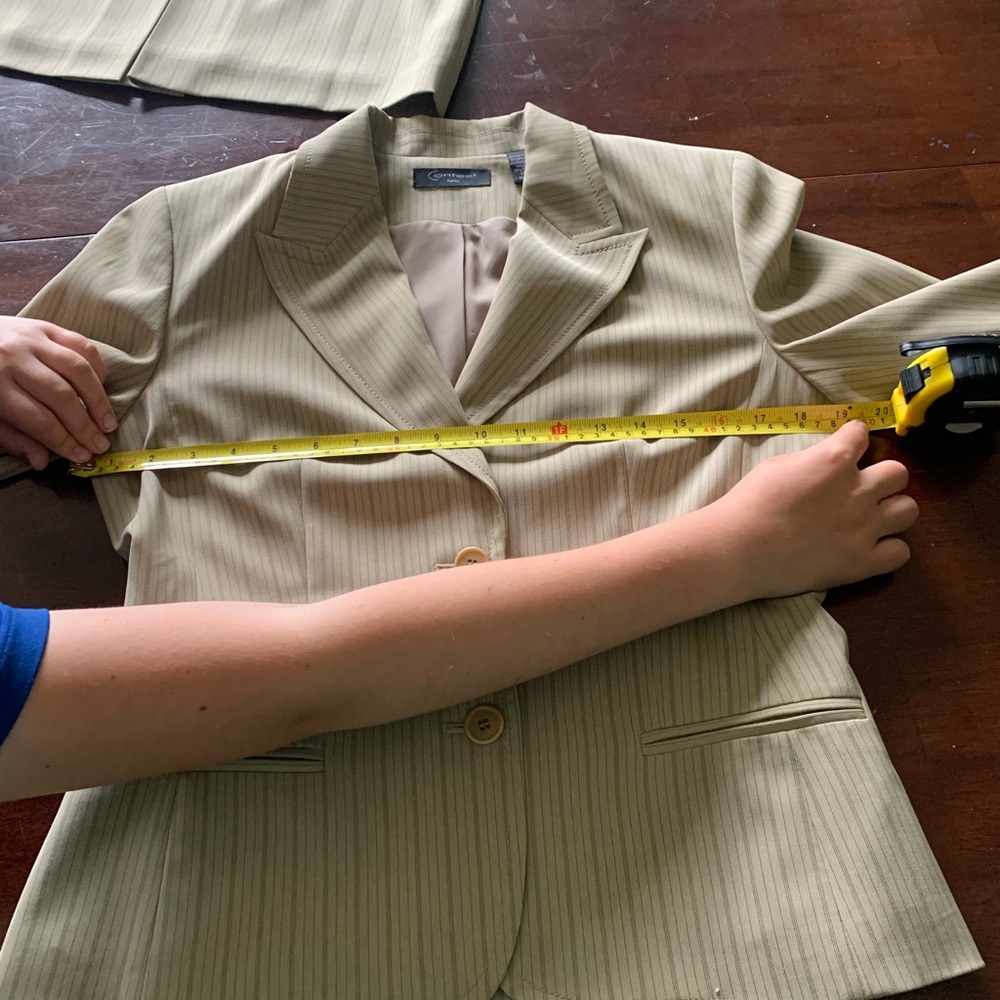 Woman’s suit - Picture 10 of 16